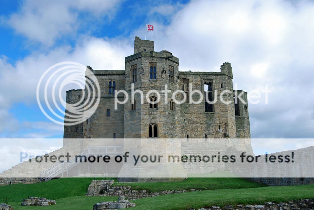 http://i623.photobucket.com/albums/tt313/ZordanAlbum/16o%2036wro/warkworth-Scotland.jpg